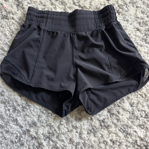 LULULEMON hotty hot low rise - 2.5” BLACK Athletic Shorts - Picture 1 of 5